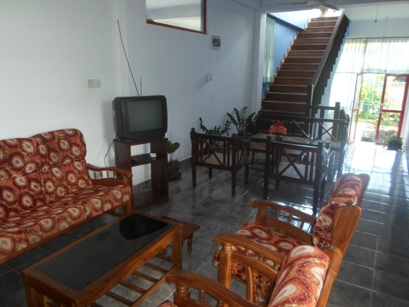 Канди: The Kingdom Gate Hotel