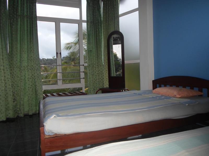 Канди: The Kingdom Gate Hotel
