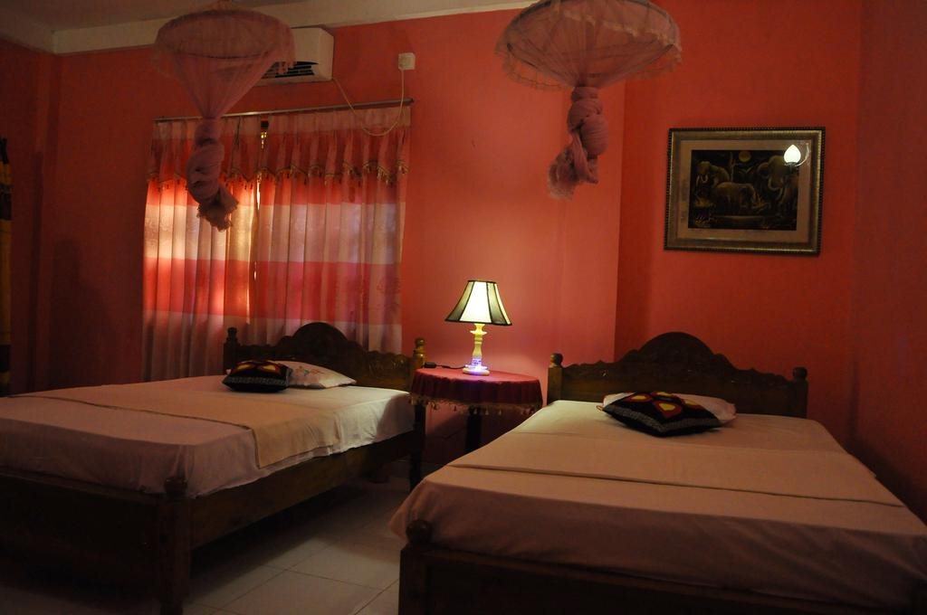 Удавалаве: Ajith Rooms and Safari Jeep