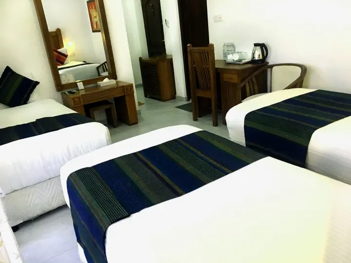 Канди: Hotel Yo
