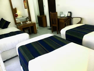 Канди: Hotel Yo
