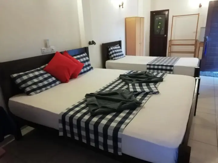 Хиккадува: Universal Beach Guest House  Restaurant