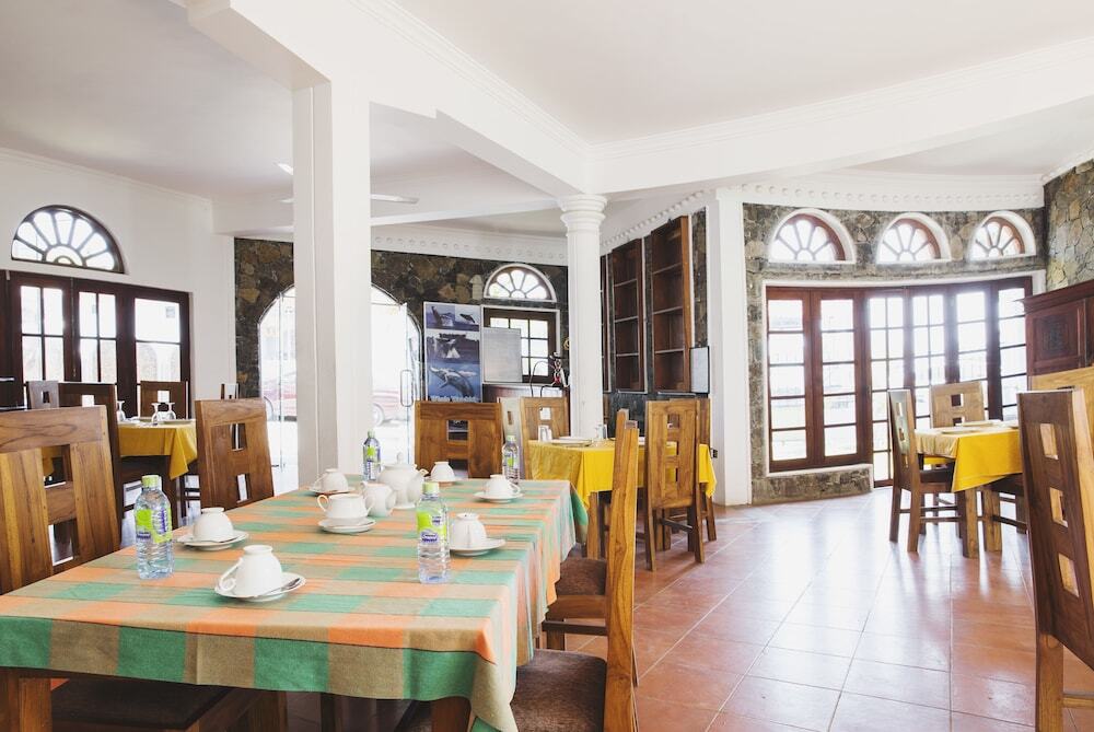 Унаватуна: Neptune Bay Hotel