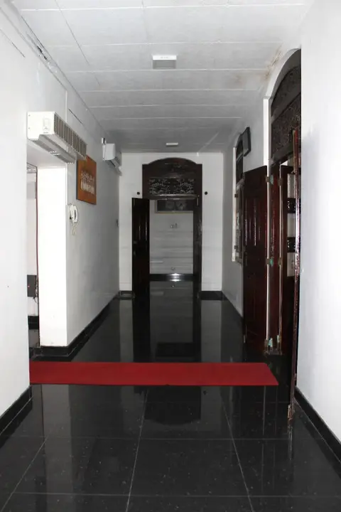 Галле: Dew Grand Regency