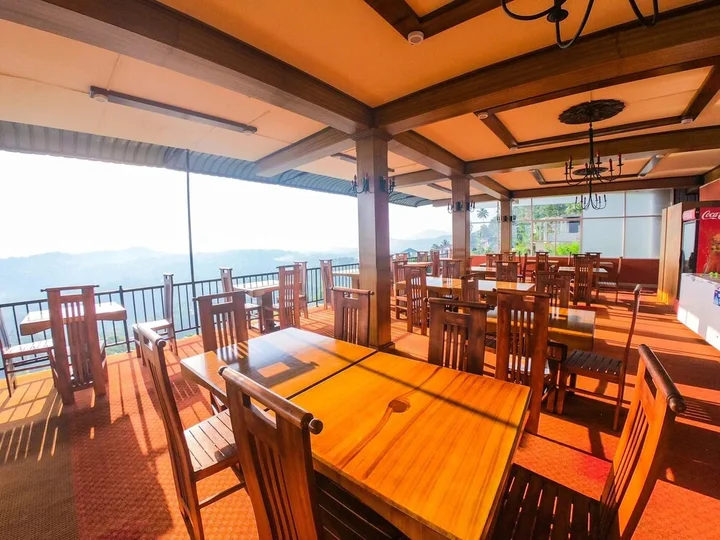 Канди: Romance Hills Hotel