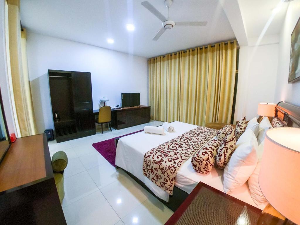 Канди: Romance Hills Hotel