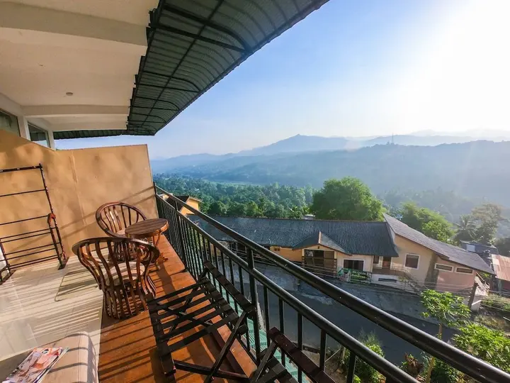 Канди: Romance Hills Hotel