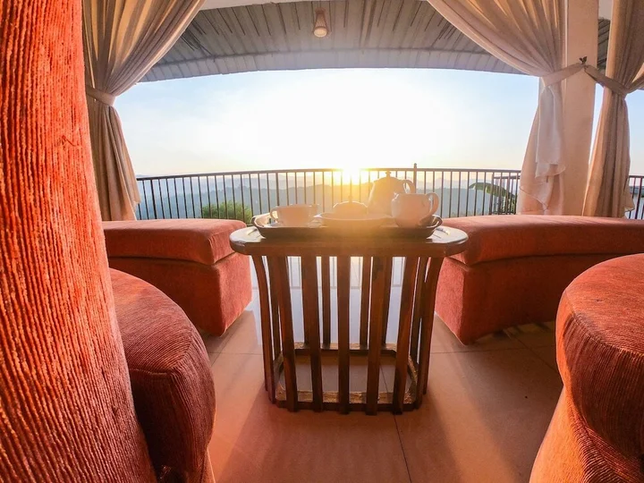 Канди: Romance Hills Hotel