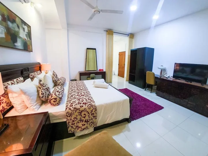 Канди: Romance Hills Hotel