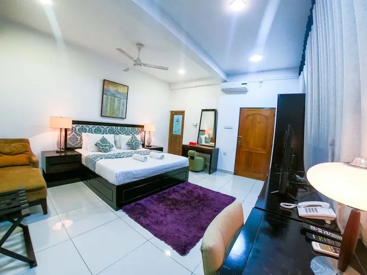 Канди: Romance Hills Hotel
