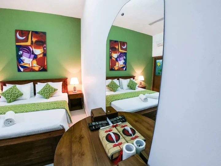 Канди: Romance Hills Hotel