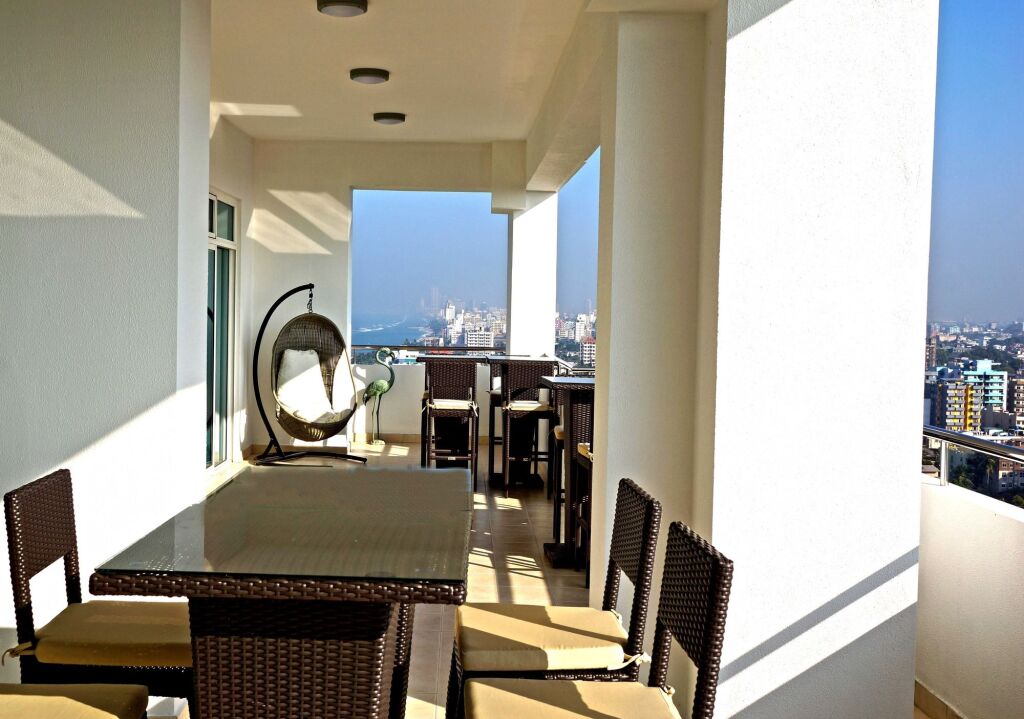 Гора Lavinia: The Penthouse Above Sea