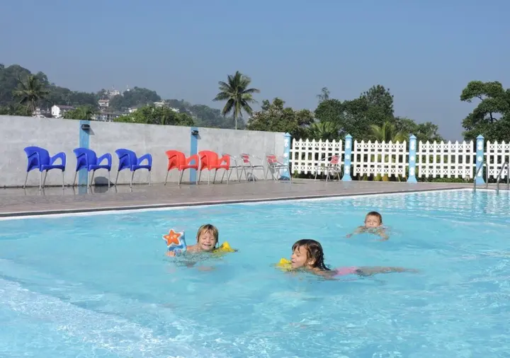 Канди: Capital Regency Hotel