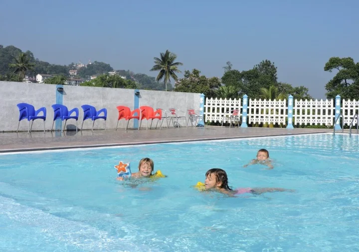 Канди: Capital Regency Hotel