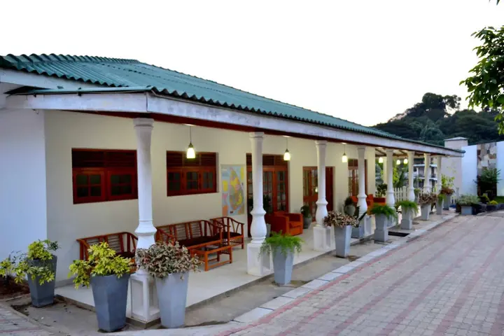 Канди: Capital Regency Hotel
