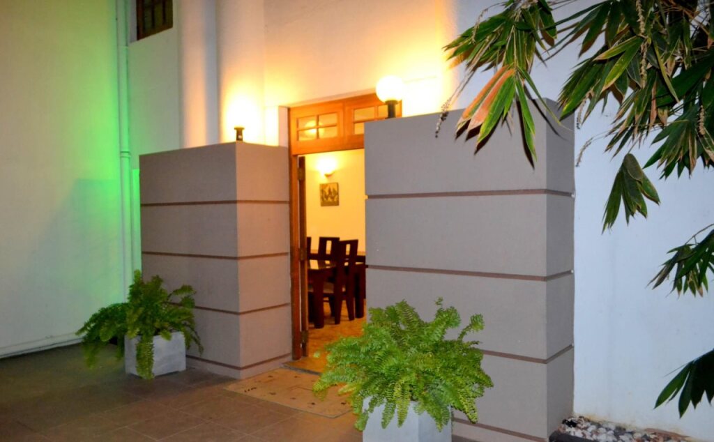 Канди: Capital Regency Hotel
