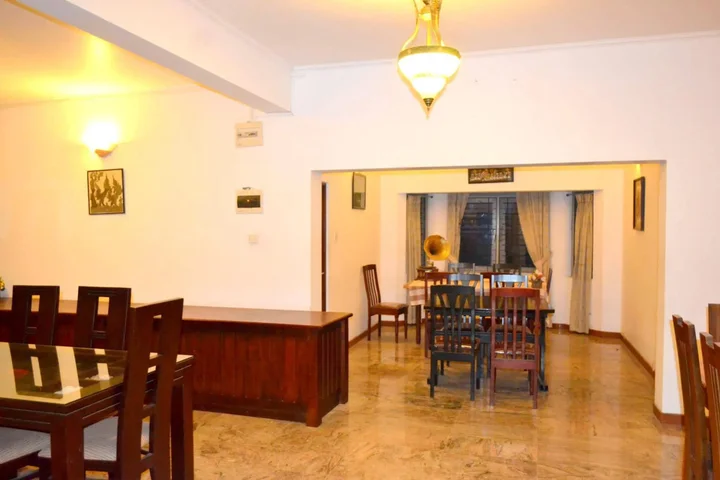 Канди: Capital Regency Hotel