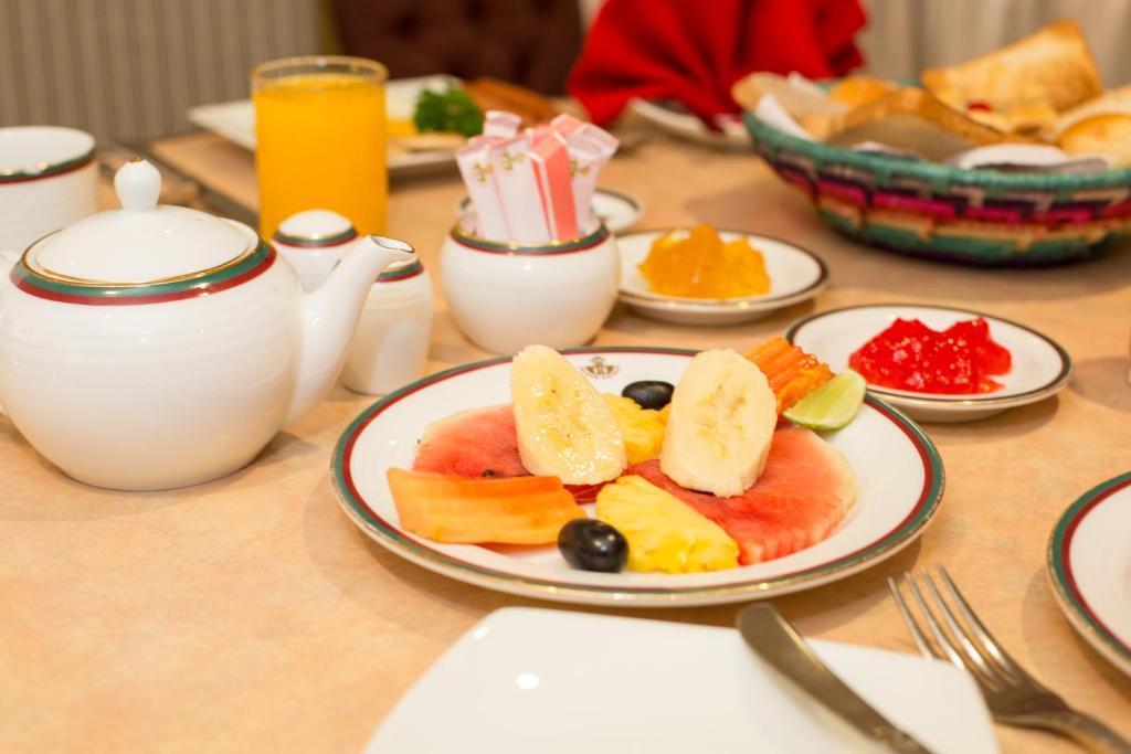 Канди: Devon Hotel