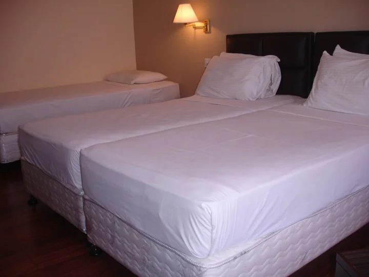 Канди: Devon Hotel