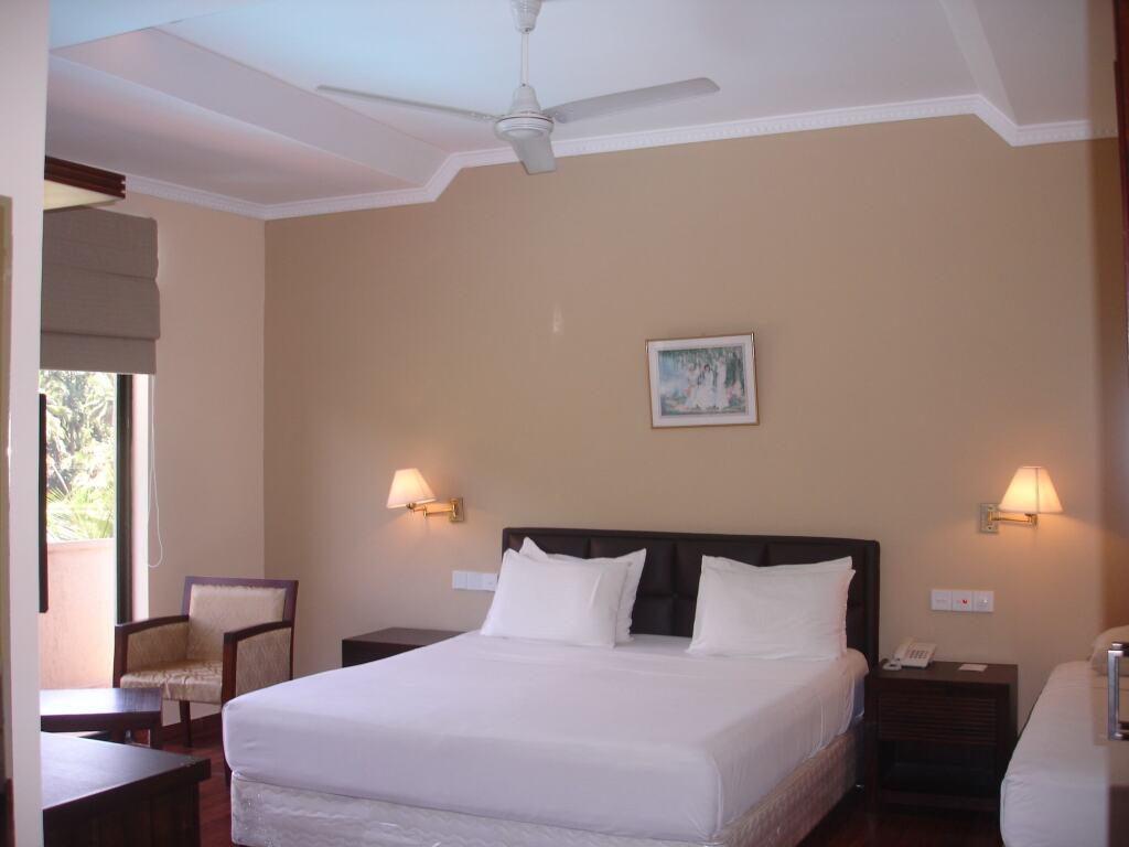 Канди: Devon Hotel