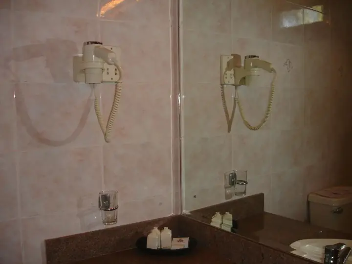 Канди: Devon Hotel