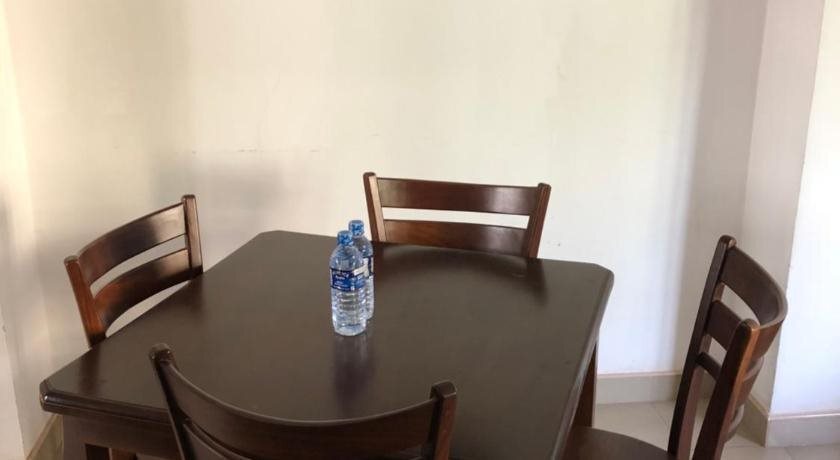 Канди: Sharon Inn