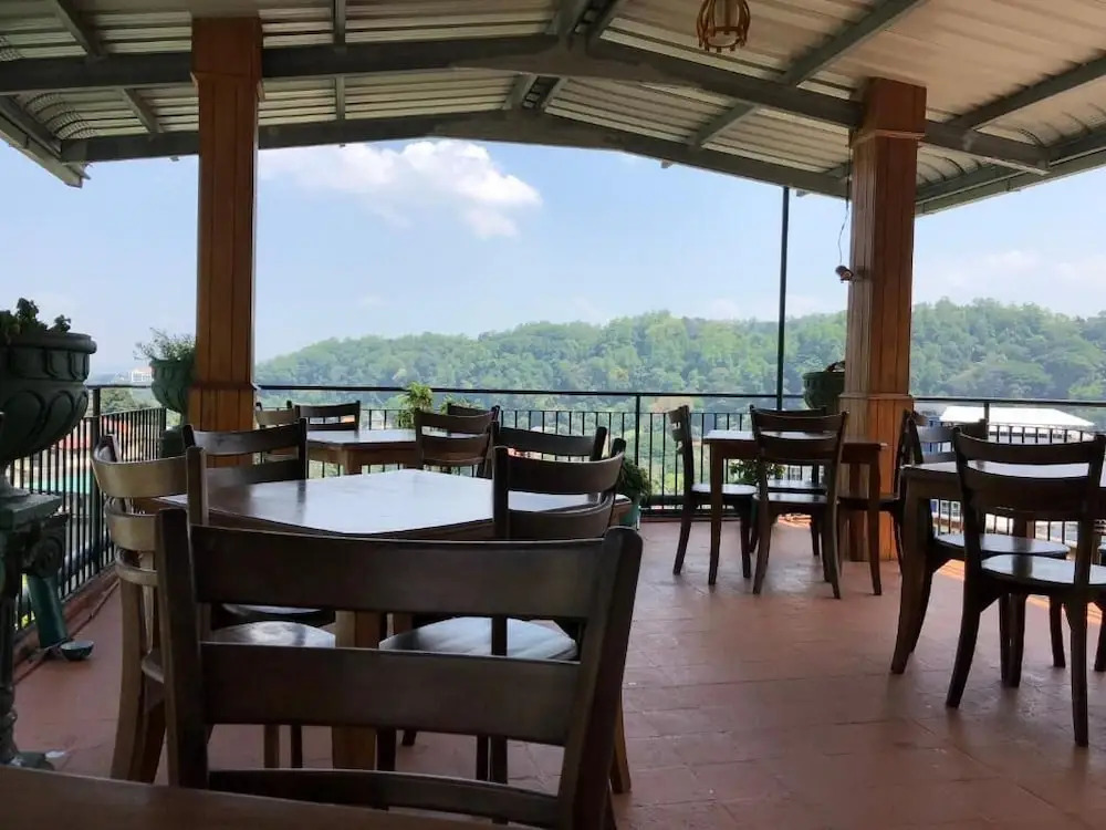 Канди: Sharon Inn
