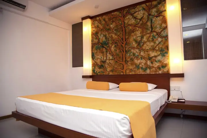 Канди: Hotel Topaz