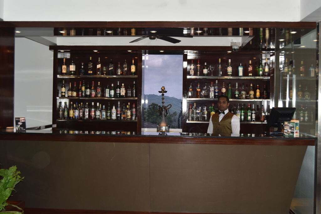 Канди: Hotel Topaz
