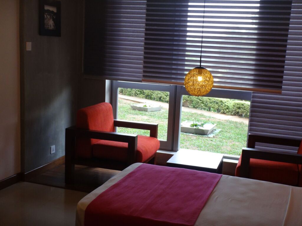 Канди: Hotel Topaz