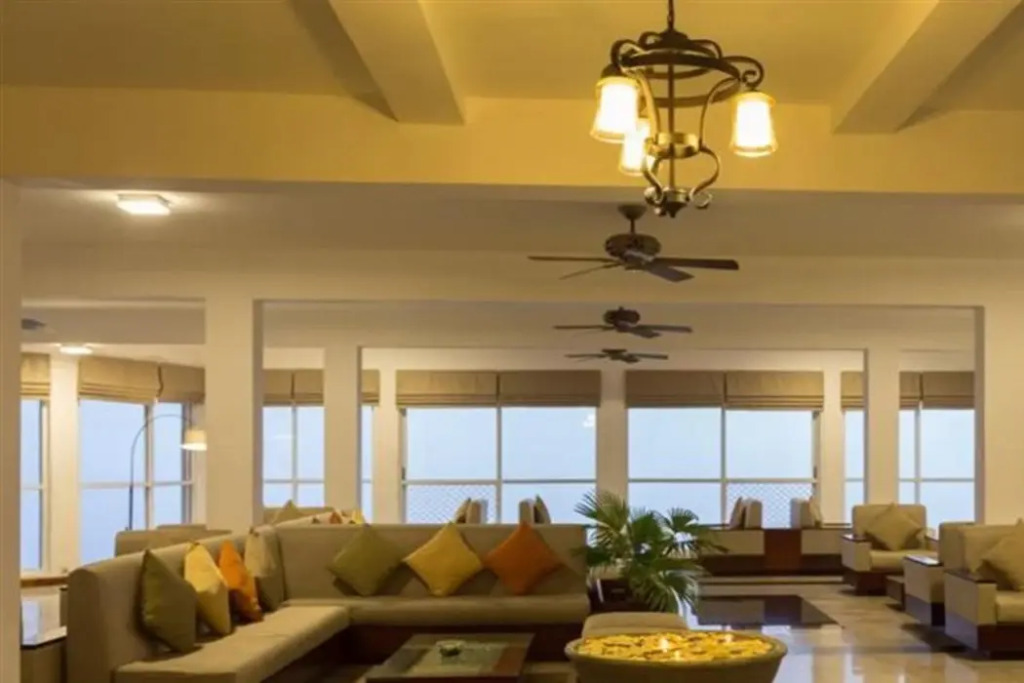 Канди: Hotel Topaz