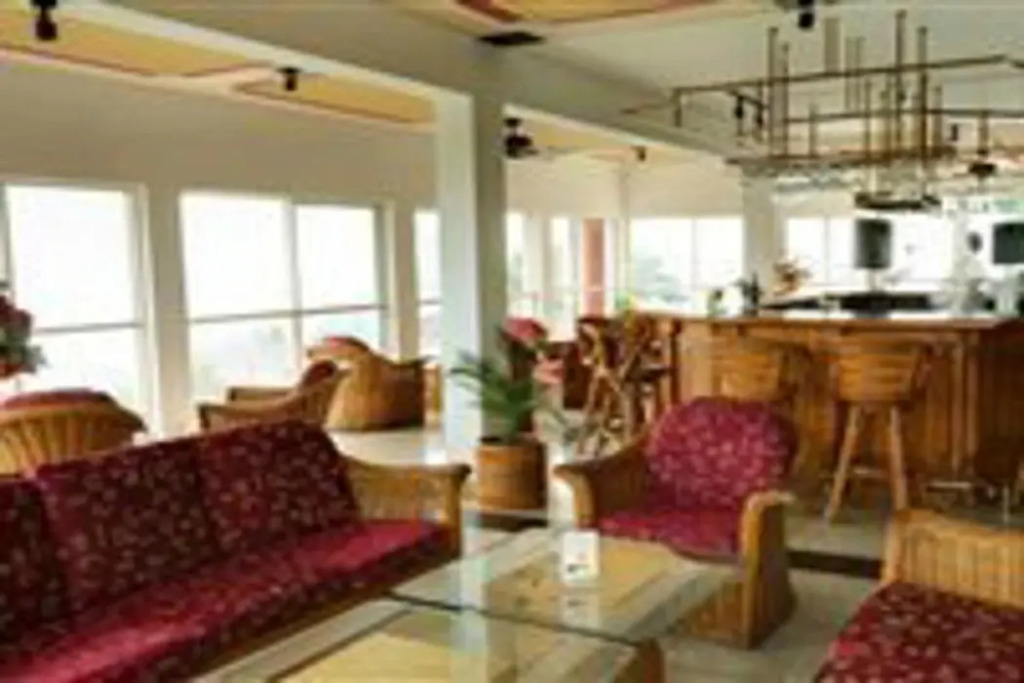 Канди: Hotel Topaz