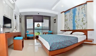Канди: Hotel Topaz