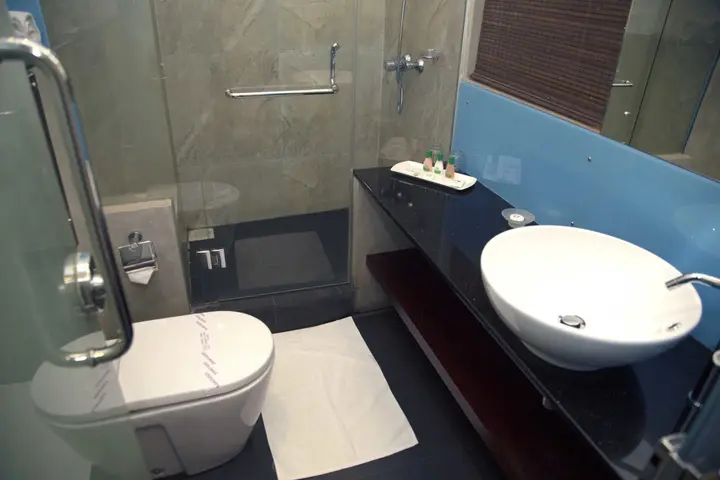 Канди: Hotel Topaz