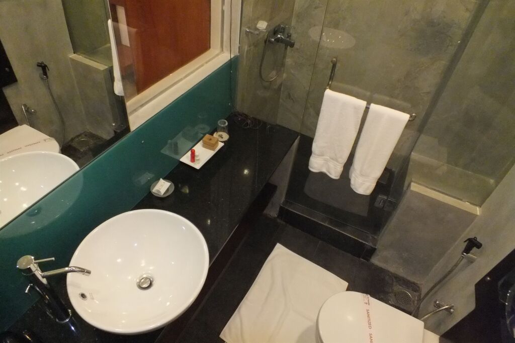 Канди: Hotel Topaz
