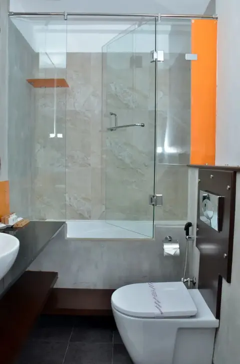 Канди: Hotel Topaz