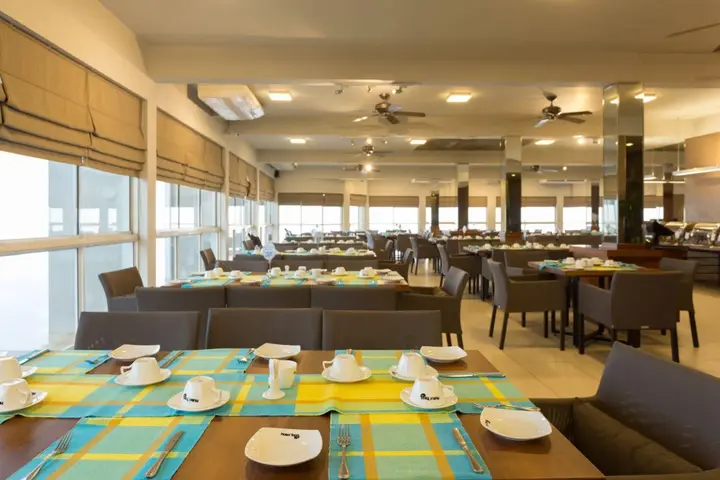 Канди: Hotel Topaz