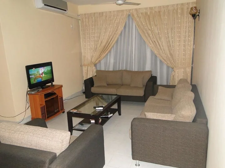Коломбо: Brama Servizez - Station Court