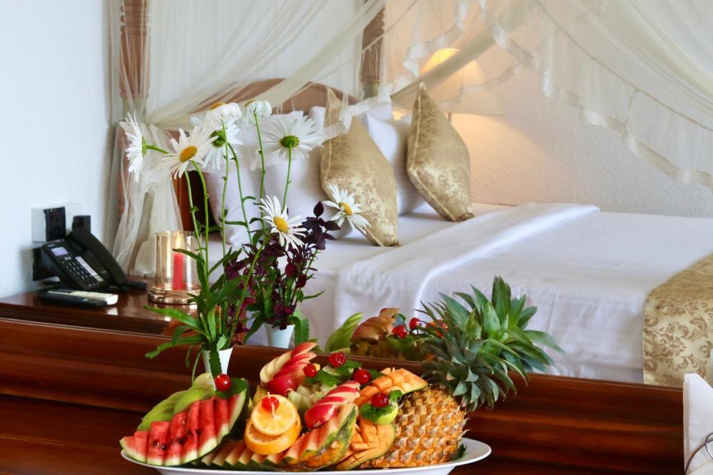 Элла: Hotel Heavens Edge