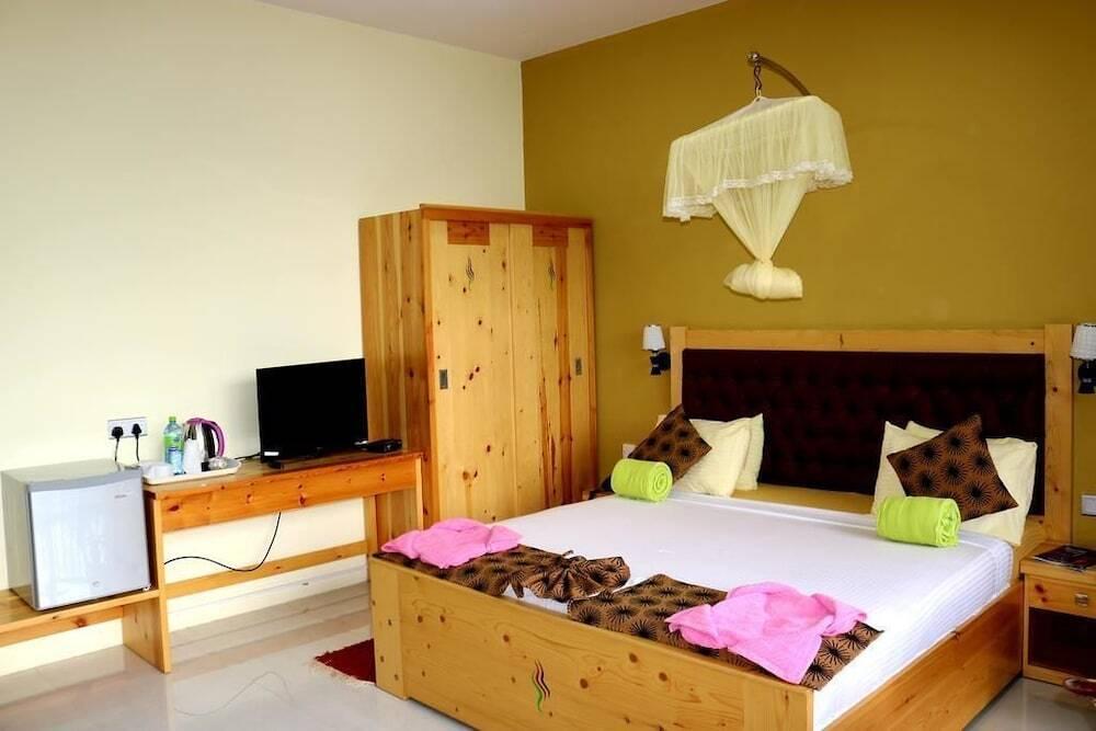 Элла: Ella's Edge Resort