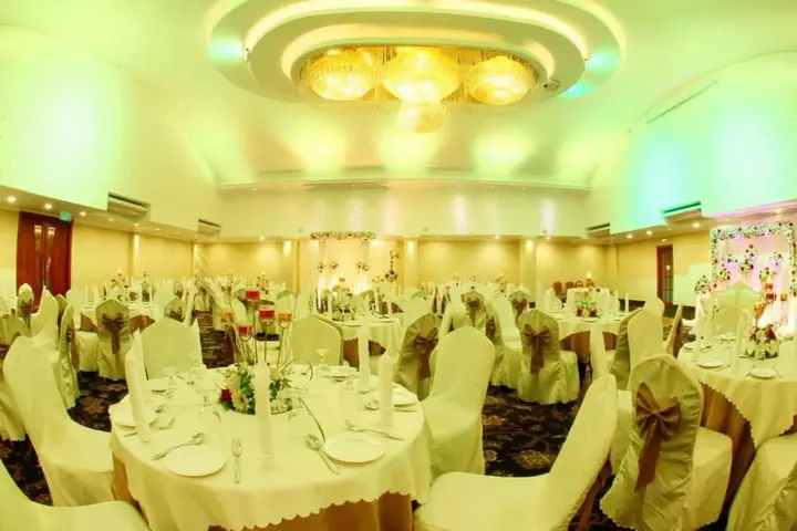 Шри-Джаяварденепура-Котте: Opulent River Face Hotel