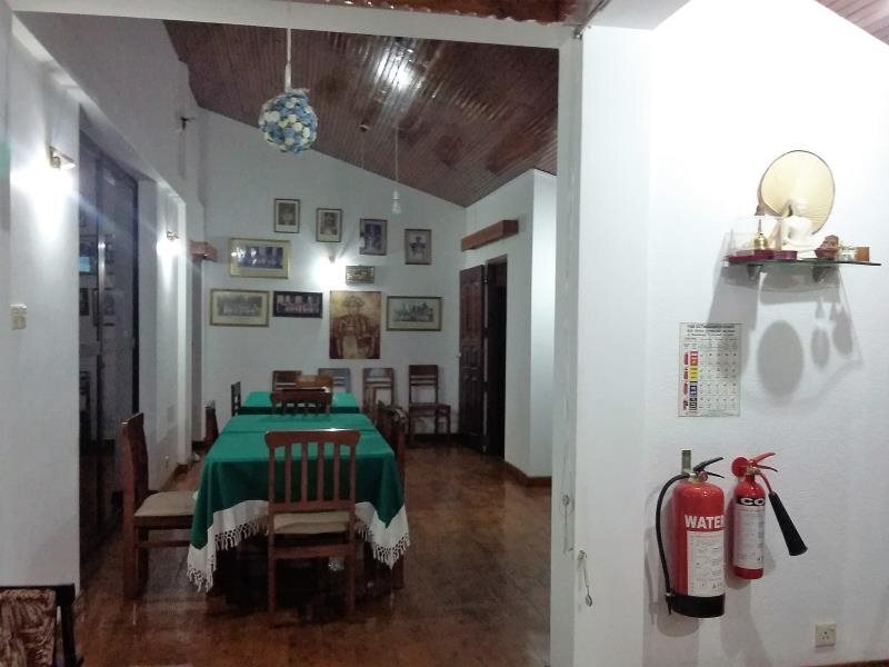 Канди: Fairlee Gest House