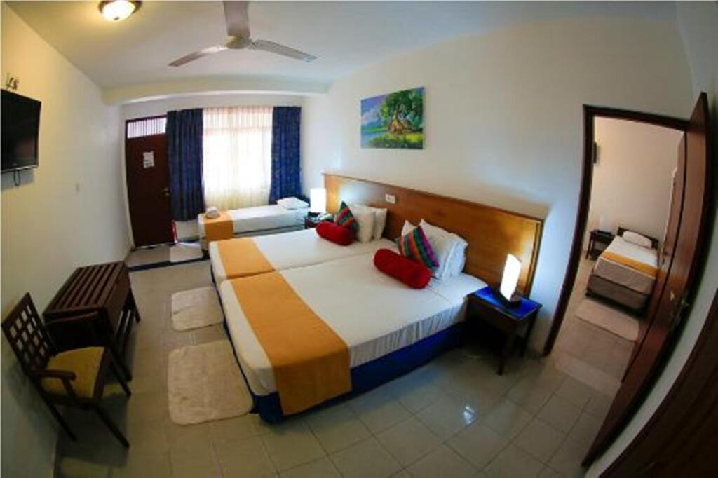 Catamaran Beach Hotel — фото 1