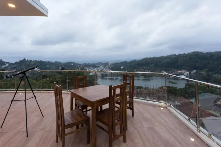 Канди: Sandriana Lake View