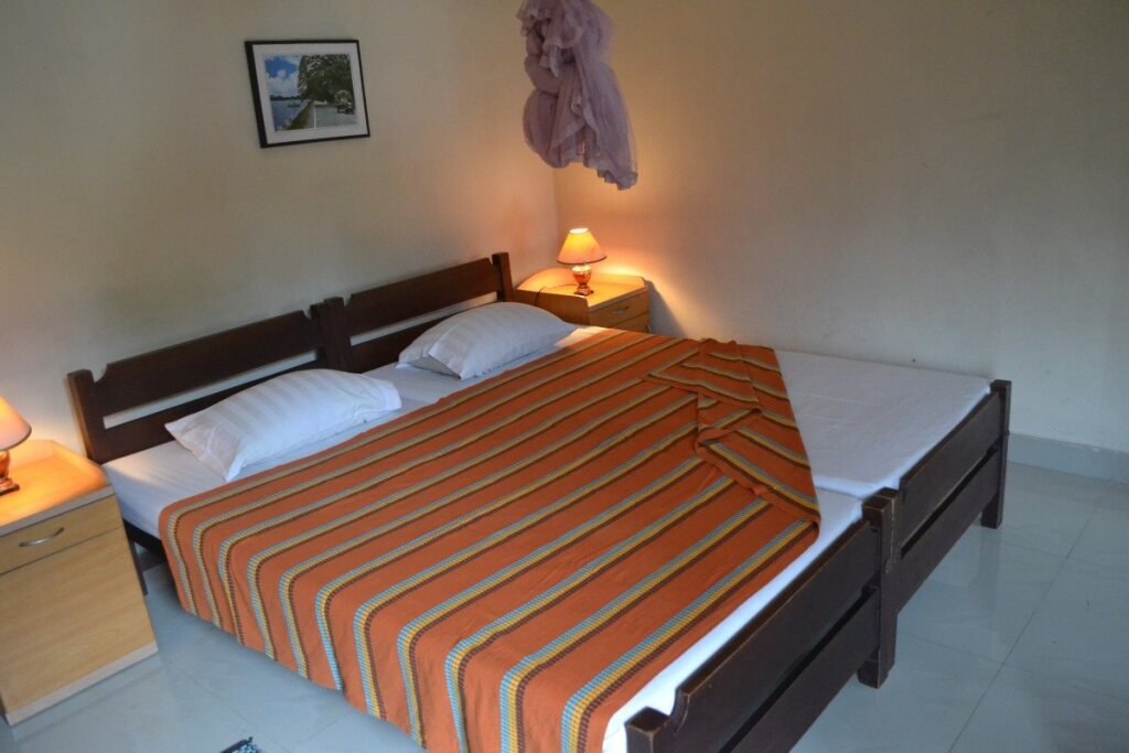 Канди: Ivy Banks Lake Round Hotel