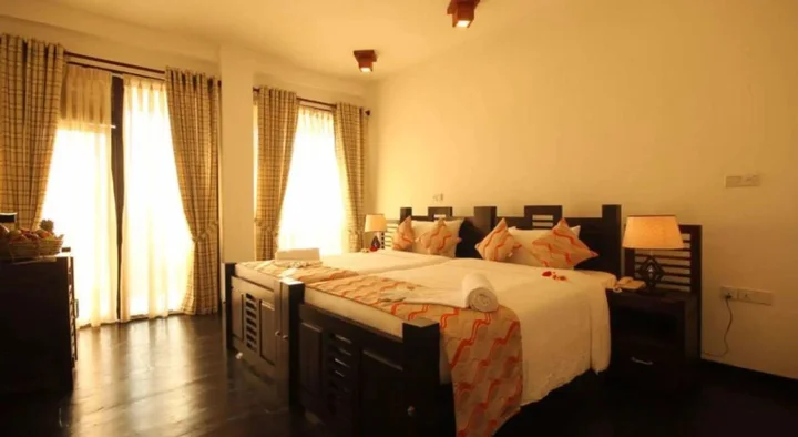 Унаватуна: Saffron Hotel