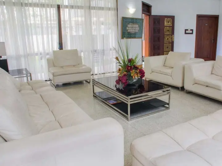 Гора Lavinia: Yoho Hotel Road