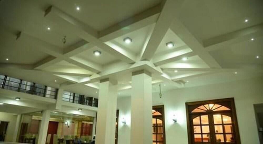 Гора Lavinia: Yoho Hotel Road