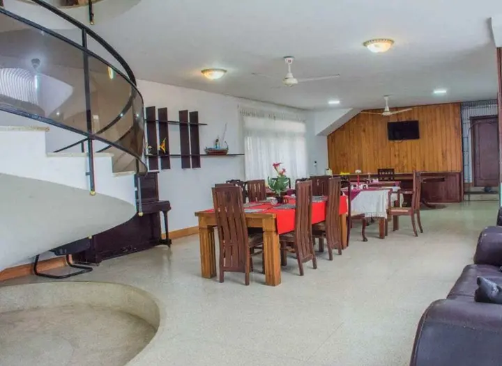 Гора Lavinia: Yoho Hotel Road