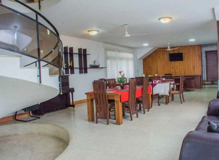 Гора Lavinia: Yoho Hotel Road